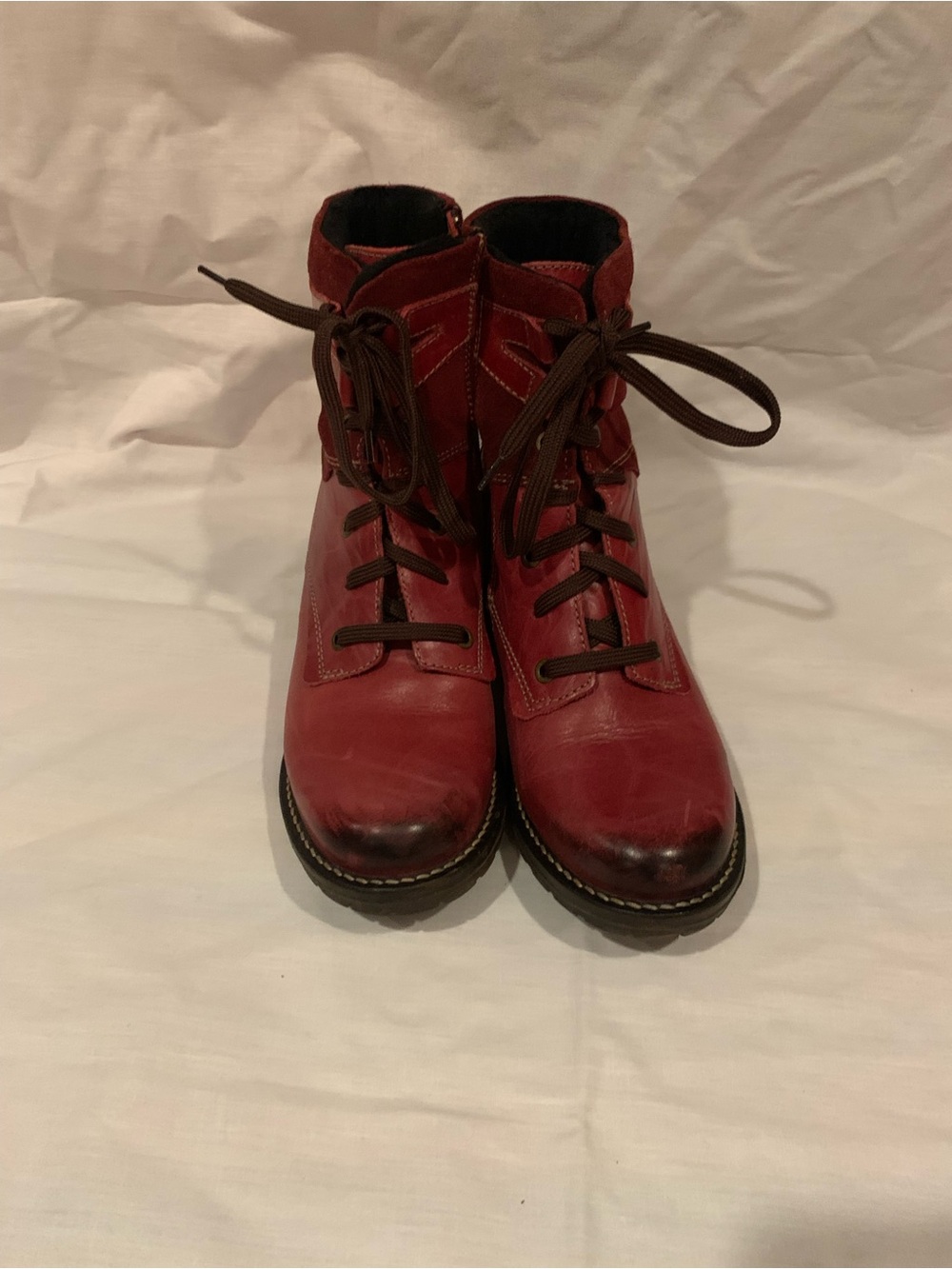 Dromedaris Kara Boots in red, womenβs size 39